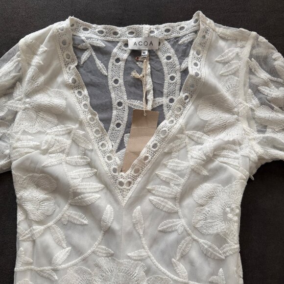ACOA White Lace Floral V-Neck Bodysuit Size M NWT - Picture 2 of 5